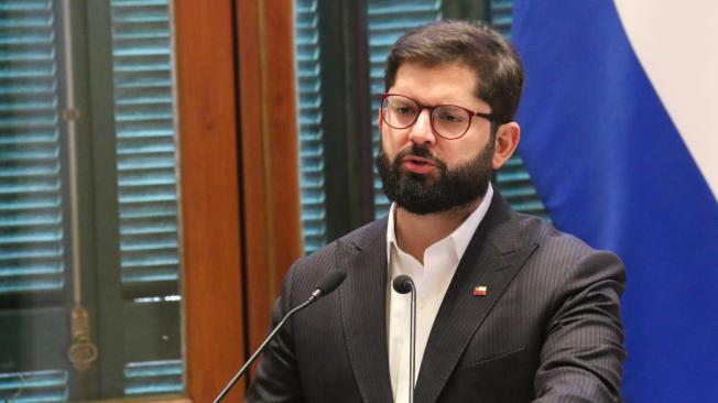 El presidente de Chile, Gabriel Boric, habla en una rueda de prensa durante una visita oficial a Paraguay, en el Palacio de López de Asunción (Paraguay).