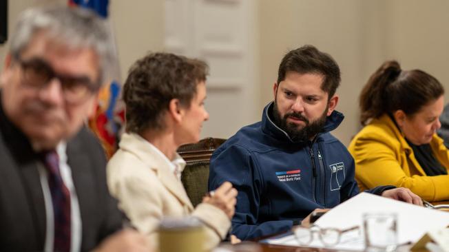 El mandatario Gabriel Boric (c), junto a la ministra del interior, Carolina Toha (c-i) durante una reunión de gabinete pro seguridad.