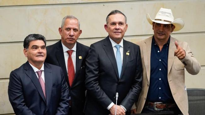 En el Congreso de la República de Colombia el Senado escogió como Presidente del senado Efrain Cepeda, primer vicepresidente Jhon Jairo Roldán, Segundo Vicepresidente, Alirio Barrera y Secretario General Gregorio Eljach.