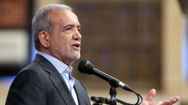 El presidente electo Masoud Pezeshkian pronuncia un discurso durante la ceremonia oficial de respaldo presidencial del líder supremo de Irán.