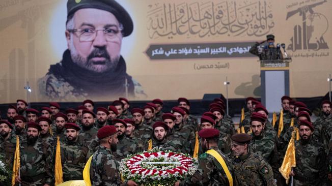 Ataúd del alto comandante asesinado Fuad Shukr durante su ceremonia fúnebre en los suburbios del sur de Beirut.