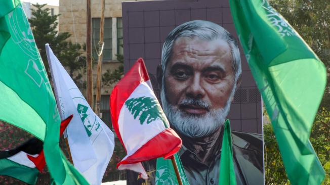 Retrato del líder de Hamás asesinado, Ismail Haniyeh, durante una manifestación en el Líbano.