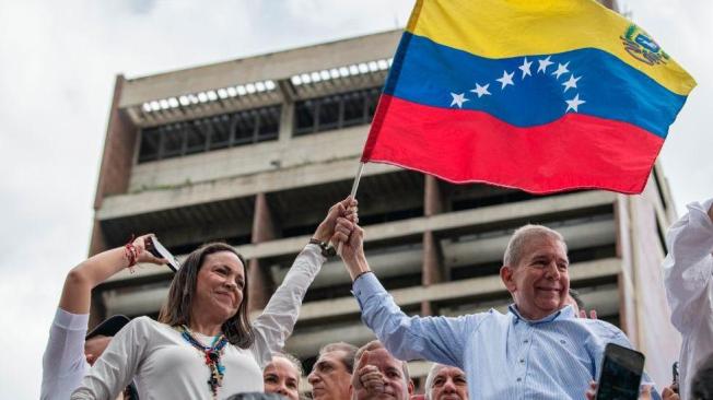 En un gesto inesperado, Machado dio un paso a un costado por su inhabilitación y puso a otro candidato para participar en las presidenciales.