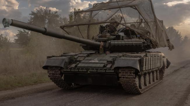 Militares ucranianos conducen un tanque T-64 de fabricación soviética en la región de Sumy, cerca de la frontera con Rusia.