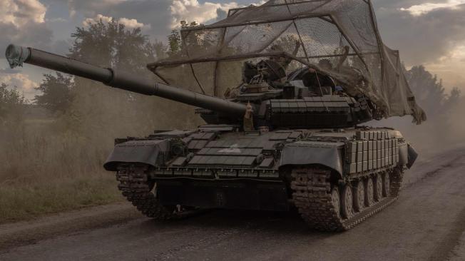 Vista de un tanque del ejército de Ucrania cerca a la frontera con Rusia.