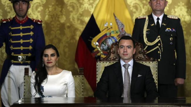Fotografía de archivo del 23 de noviembre de 2023 del presidente de Ecuador, Daniel Noboa (d), junto a la vicepresidenta, Verónica Abad (i), en un acto protocolario en el Palacio de Carondeletale en Quito (Ecuador). La denuncia de la vicepresidenta de Ecuador, Verónica Abad, contra el presidente, Daniel Noboa, por presunta violencia política de género agudizó el pulso político que mantienen desde que comenzó la campaña electoral para la segunda vuelta de las elecciones de 2023, y ocurre en un momento clave con miras a los comicios de 2025. Este lunes trascendió que la también embajadora en Israel interpuso la denuncia ante el Tribunal Contencioso Electoral (TCE), institución que, en una accidentada sesión, removió el lunes a su presidente, Fernando Muñoz, y designó a Ivonne Coloma como su sucesora. EFE/ José Jácome