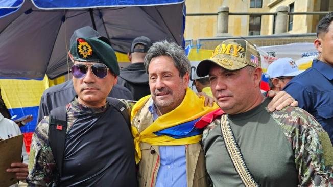 Francisco Santos con militares en retiro.