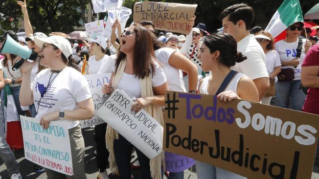 Trabajadores del poder judicial protestan en contra de la reforma judicial impulsada por el oficialismo.