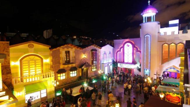 Theatron nació como epicentro de la comunidad LGBTI, aunque permite la entrada para todos los públicos.