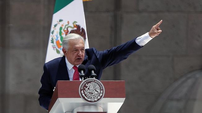 El presidente de México, Andrés Manuel López Obrador, habla durante el sexto informe de gobierno este domingo, en el Zócalo de Ciudad de México.