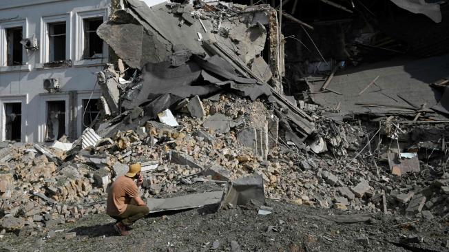 Un hombre examina la destrucción en un centro de oficinas alcanzado por un ataque con misiles en Kiev el 2 de septiembre de 2024, en medio de la invasión rusa en Ucrania.