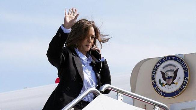 Kamala Harris fue vista con auriculares cuando bajó de un automóvil para subirse al Air Force Two