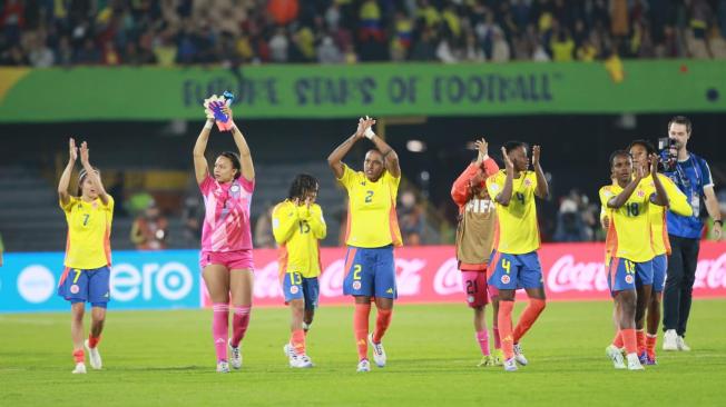 Celebración de la selección femenina de Colombia, tras vencer 1-0 a Camerún, en El Campín.
