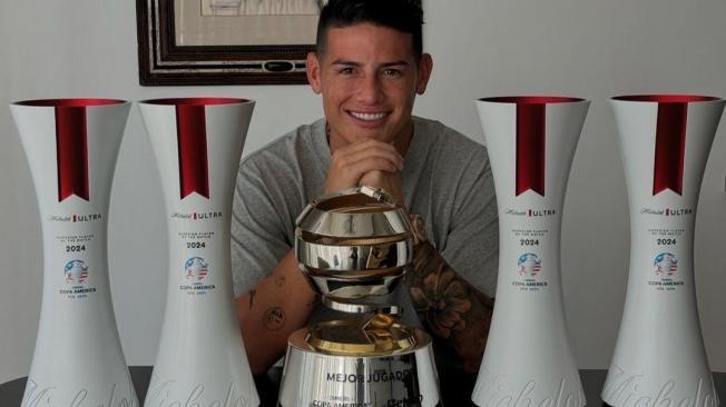 James Rodríguez junto a sus premios de la Copa América 2024.