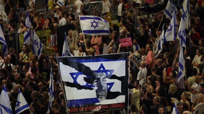 Miles de manifestantes en apoyo a las familias de los rehenes israelíes retenidos por Hamás en Gaza participan en una manifestación de protesta frente a la sede militar de Kyria en Tel Aviv, Israel, el 01 de septiembre de 2024.