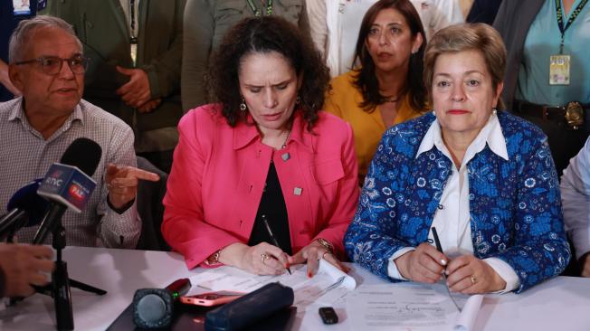 Rueda de prensa en la que se anuncia el acuerdo para levantar el paro camionero.