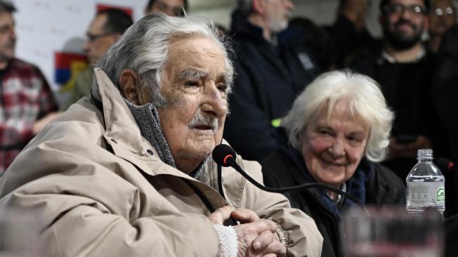 El ex presidente uruguayo José Mujica habla junto a su esposa, Lucía Topolansky.