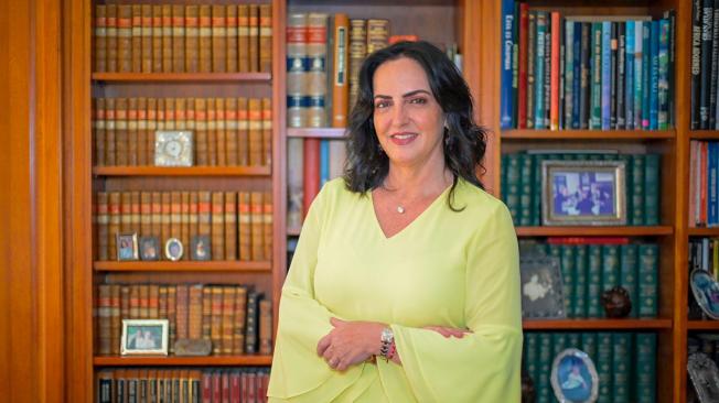 María Fernanda Cabal es senadora de la República por el Centro Democrático. En 2022 fue reelegida a esa curul con la votación más alta, en listas abiertas, entre las mujeres.