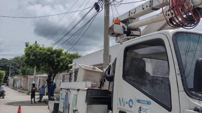 El camión de la empresa Air-e trabajando en el suroccidente de Barranquilla.