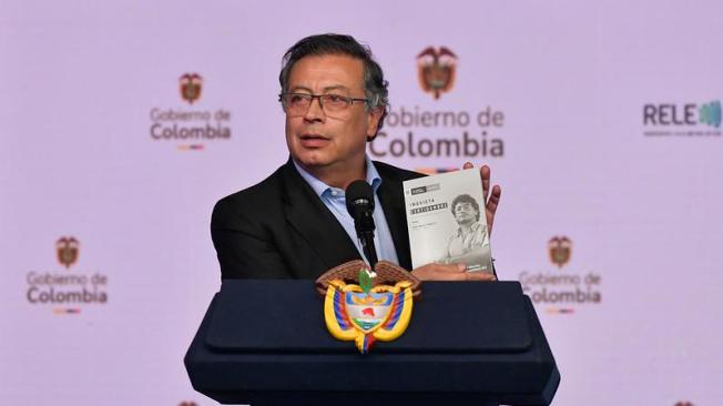 Presidente Gustavo Petro durante la firma de directiva presidencial para fortalecer libertad de expresión y libertad de prensa.