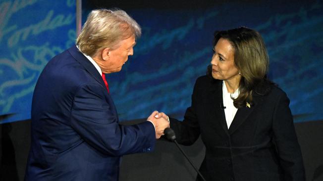Donald Trump y la vicepresidenta Kamala Harris se dan la mano en el debate presidencial en Filadelfia.