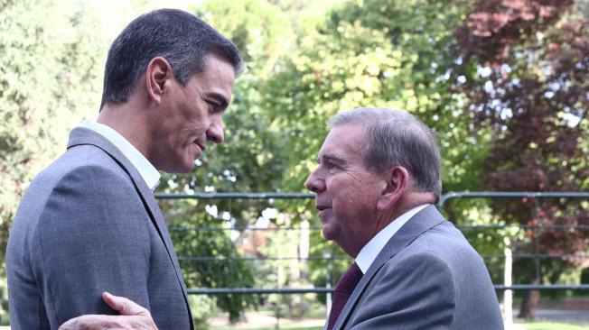 El presidente del Gobierno, Pedro Sánchez, recibe al opositor venezolano Edmundo González en el Palacio de La Moncloa, en Madrid.