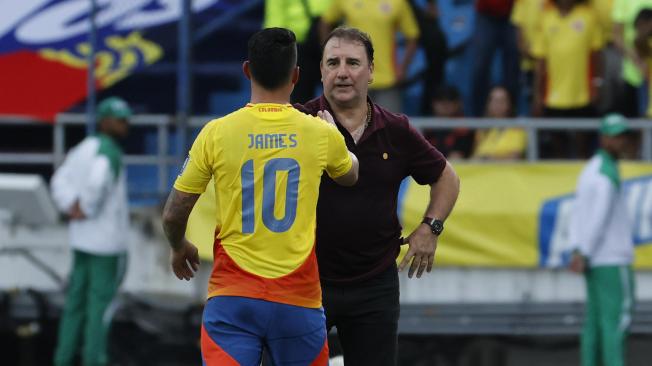  CORRIGE NOMBRE DEL SELECCIONADOR DE COLOMBIA EN LA SERIE COLOMBIA FÚTBOL AMDEP6698. BARRANQUILLA (COLOMBIA), 10/09/2024.- James Rodríguez de Colombia abraza al seleccionador de Colombia Néstor Lorenzo este martes, en un partido de las eliminatorias sudamericanas para el Mundial de 2026 entre Colombia y Argentina en el estadio Metropolitano en Barranquilla (Colombia). EFE/ Mauricio Dueñas Castañeda