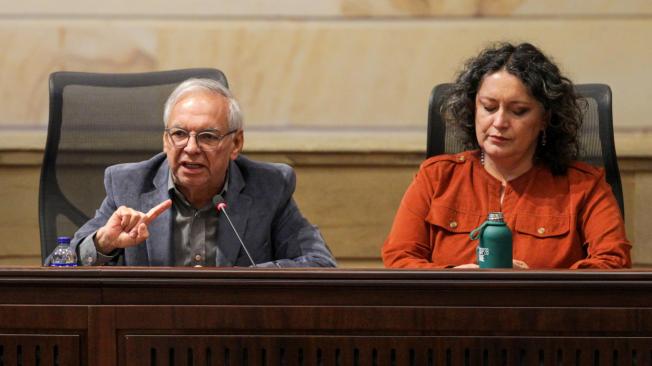 Ricardo Bonilla y Angélica Lozano en el debate del presupuesto