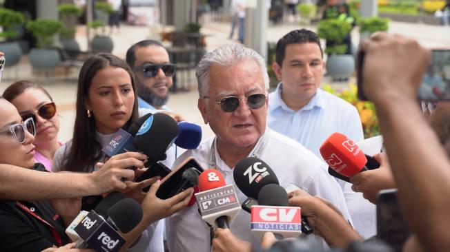El Superintendente de Servicios Públicos, Dagoberto Quiroga, en rueda de prensa.