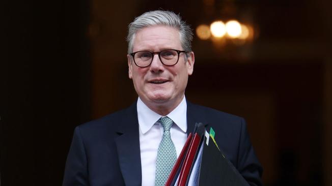 London (United Kingdom), 11/09/2024.- British Prime Minister Sir Keir Starmer departs his official residence, 10 Downing Street, to attend the Prime Minister's Questions (PMQs) at Parliament in London, Britain, 11 September 2024. (Reino Unido, Londres) EFE/EPA/ANDY RAIN