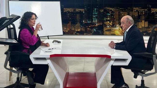 Yamid Amat entrevistando a la senadora Ángelica Lozano
