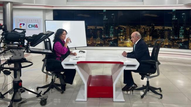 Yamid Amat entrevistando a la senadora Ángelica Lozano