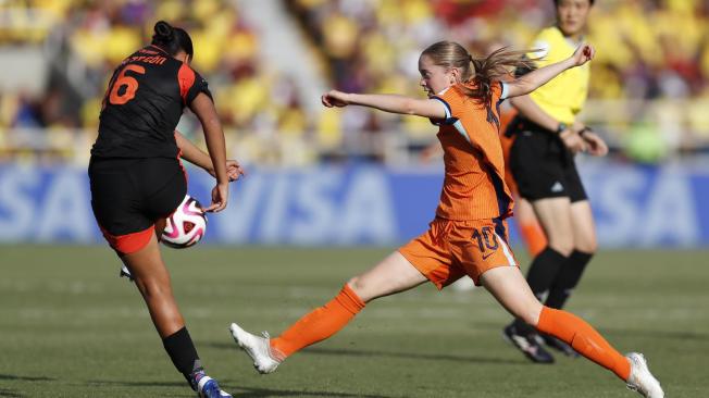 Robine Lacroix (d) de Países Bajos disputa un balón con Juana Ortegón de Colombia este domingo, en un partido de los cuartos de final de la Copa Mundial Femenina sub-20 entre las selecciones de Países Bajos y Colombia en el estadio Pascual Guerrero en Cali (Colombia).Foto:EFE/ Ernesto Guzmán Jr.