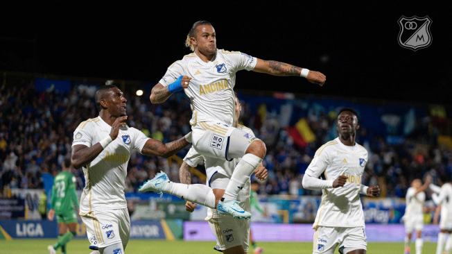 Leonardo Castro (arriba) anotó su primer gol del semestre y abrió el camino del triunfo de Millonarios.