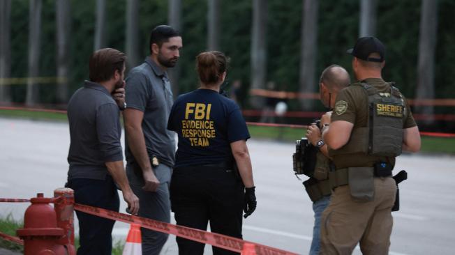 Personal de las fuerzas del orden investiga la zona alrededor del Trump International Golf Club tras un aparente intento de asesinato del expresidente.