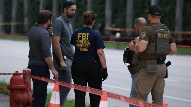 Personal de las fuerzas del orden investiga la zona alrededor del Trump International Golf Club tras un aparente intento de asesinato del expresidente.