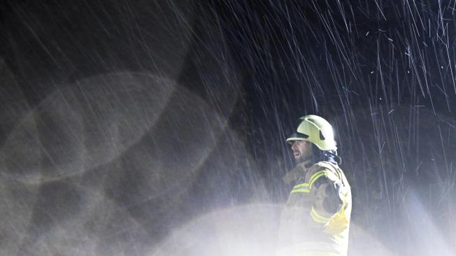 Los bomberos fabrican sacos de arena en Glucholazy el 14 de septiembre de 2024 mientras Europa Central se enfrenta a fuertes lluvias que se espera que provoquen inundaciones.