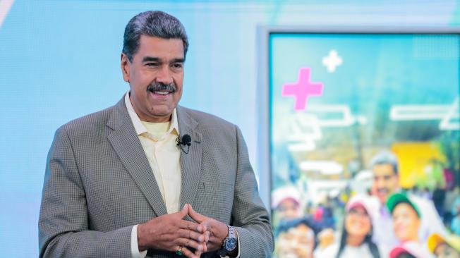 AME377. CARACAS (VENEZUELA), 16/09/2024.- Fotografía cedida por la Prensa Miraflores del presidente de Venezuela, Nicolás Maduro, durante su programa de televisión 'Con Maduro +', este lunes en Caracas (Venezuela). Maduro señaló como "terroristas" a los dos españoles detenidos, a quienes vincula con el Centro Nacional de Inteligencia (CNI) de España, por su presunta vinculación con una operación desestabilizadora contra su Gobierno. EFE/ Prensa Miraflores/SOLO USO EDITORIAL/SOLO DISPONIBLE PARA ILUSTRAR LA NOTICIA QUE ACOMPAÑA (CRÉDITO OBLIGATORIO)