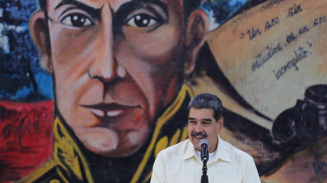 AME9476. CARACAS (VENEZUELA), 13/09/2024.- Fotografía cedida por Prensa Miraflores del presidente de Venezuela, Nicolás Maduro, hablando durante un acto de condecoración este viernes, en Caracas (Venezuela). Maduro condecoró a cuatro militares que, junto con otros 12 funcionarios del país, fueron sancionados por Estados Unidos el jueves al considerar que proclamaron "falsamente" la victoria del mandatario en las elecciones del pasado 28 de julio. EFE/ PRENSA MIRAFLORES/SOLO USO EDITORIAL/NO VENTAS/SOLO DISPONIBLE PARA ILUSTRAR LA NOTICIA QUE ACOMPAÑA/CRÉDITO OBLIGATORIO