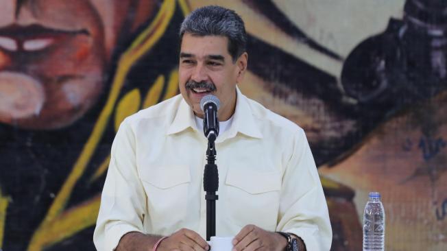 AME9476. CARACAS (VENEZUELA), 13/09/2024.- Fotografía cedida por Prensa Miraflores del presidente de Venezuela, Nicolás Maduro, hablando durante un acto de condecoración este viernes, en Caracas (Venezuela). Maduro condecoró a cuatro militares que, junto con otros 12 funcionarios del país, fueron sancionados por Estados Unidos el jueves al considerar que proclamaron "falsamente" la victoria del mandatario en las elecciones del pasado 28 de julio. EFE/ PRENSA MIRAFLORES/SOLO USO EDITORIAL/NO VENTAS/SOLO DISPONIBLE PARA ILUSTRAR LA NOTICIA QUE ACOMPAÑA/CRÉDITO OBLIGATORIO