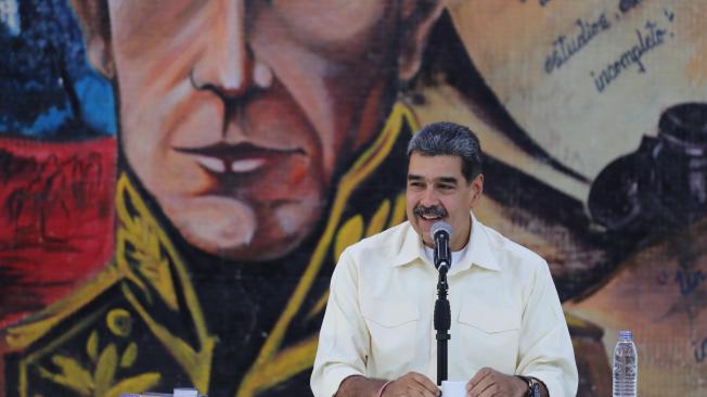 AME9476. CARACAS (VENEZUELA), 13/09/2024.- Fotografía cedida por Prensa Miraflores del presidente de Venezuela, Nicolás Maduro, hablando durante un acto de condecoración este viernes, en Caracas (Venezuela). Maduro condecoró a cuatro militares que, junto con otros 12 funcionarios del país, fueron sancionados por Estados Unidos el jueves al considerar que proclamaron "falsamente" la victoria del mandatario en las elecciones del pasado 28 de julio. EFE/ PRENSA MIRAFLORES/SOLO USO EDITORIAL/NO VENTAS/SOLO DISPONIBLE PARA ILUSTRAR LA NOTICIA QUE ACOMPAÑA/CRÉDITO OBLIGATORIO