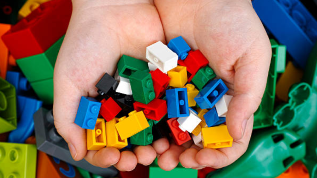 Jugaba con piezas de Lego cuando era pequeño.