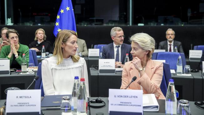 La presidenta del Parlamento Europeo, Roberta Metsola (i), y la presidenta de la Comisión Europea, Ursula von der Leyen (d), hablan antes del inicio de la reunión de la Conferencia de Presidentes en el Parlamento Europeo en Estrasburgo, Francia, este martes.-EFE/ Teresa Suarez