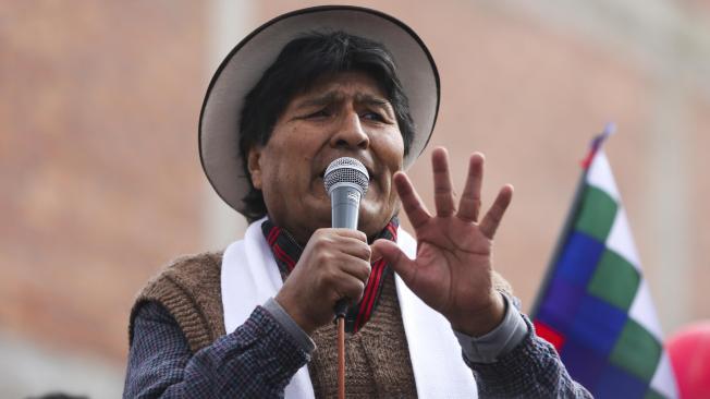 El expresidente de Bolivia y líder del oficialismo, Evo Morales, habla antes de una marcha este martes, en Caracollo (Bolivia). Morales inició una caminata desde el altiplano hacia La Paz para exigir respeto a su candidatura para las elecciones generales de 2025, en medio de acusaciones del Gobierno de Luis Arce de que busca dar un "golpe de Estado". EFE/ Luis Gandarillas