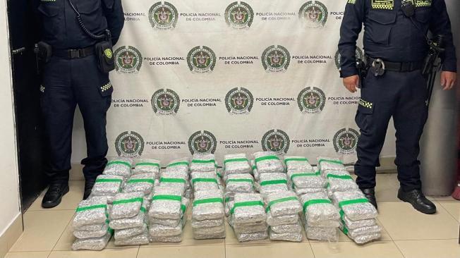 En dos maletas que iban hacia el Urabá antioqueño fueron encontrados 96 paquetes de marihuana prensada.