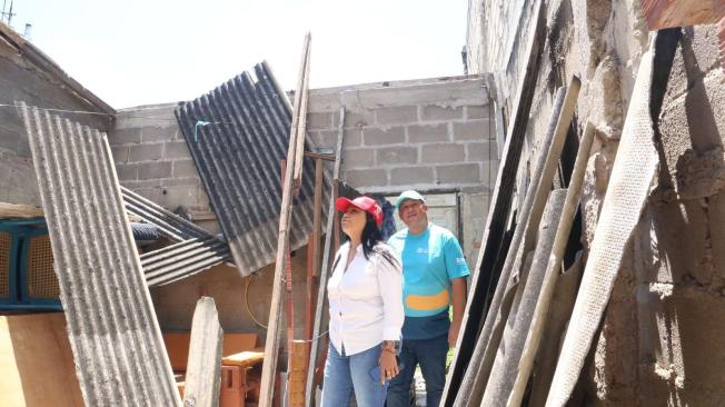 Funcionarios de la Gobernación del Atlántico visitando las casas afectadas.