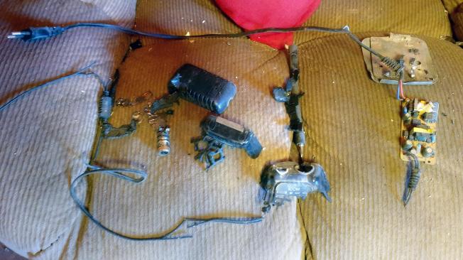 Los restos de la explosión de un walkie-talkie de Hezbolá en Líbano.