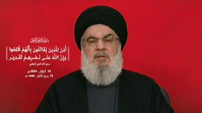 El jefe del grupo militante libanés, Hassan Nasrallah, dirigiéndose a la nación desde un lugar no revelado.