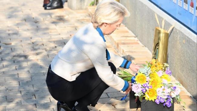 La presidenta de la Comisión Europea, Ursula von der Leyen, rinde homenaje a los defensores de Ucrania caídos en los últimos 10 años.