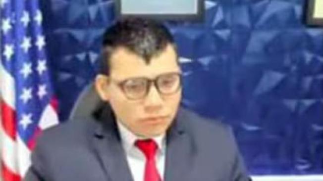 El estafador oficiaba tanto de abogado como de juez de inmigración, según la persona.
